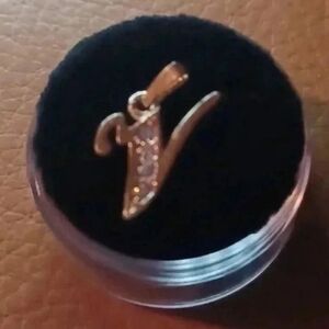 Gold plated letter pendant "V" with faux diamonds